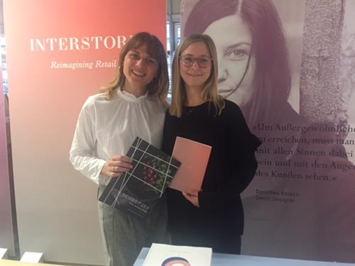 Haben sich durch den Unternehmenstag 2016 gesucht und gefunden: Die Master-Absolventin Pia Laureen Emde (r.) und Verena Zirwes (l.), Management Düsseldorf bei Interstore. Fotos (3): Simone Fischer